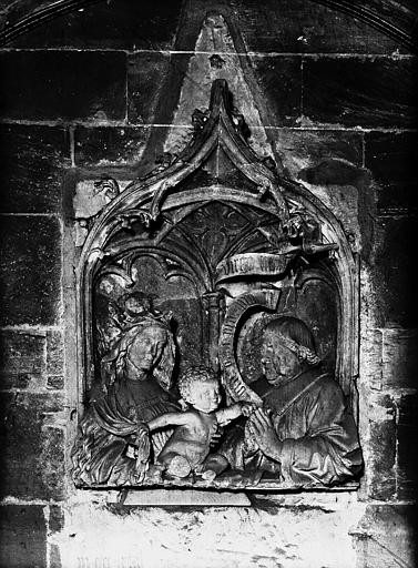 Chapelle Saint-Jean-Baptiste, haut-relief, pierre tombale d'un chanoine