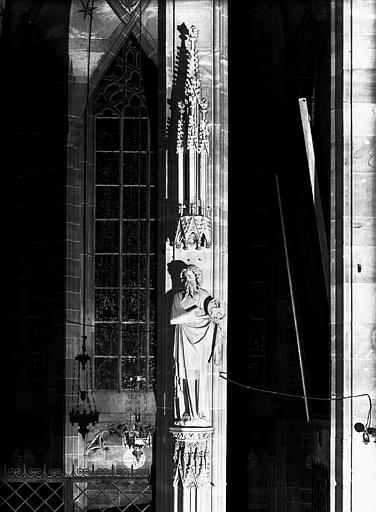 Statue en pierre, saint Jean Baptiste, sur le pilier entre le collatéral sud et la chapelle Sainte-Catherine