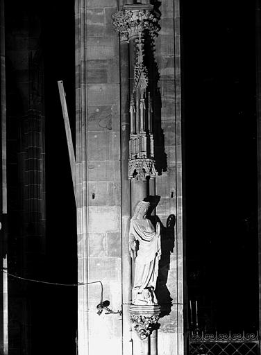 Statue, sainte Catherine, sur le pilier entre le collatéral sud et la chapelle Sainte-Catherine