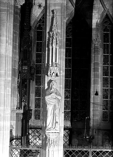 Statue en pierre, sur le pilier entre le collatéral sud et la chapelle Sainte-Catherine