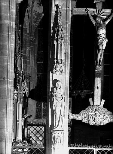 Statue en pierre, sur le pilier entre le collatéral sud et la chapelle Sainte-Catherine