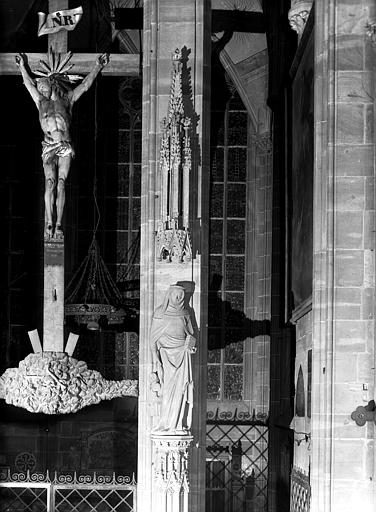 Statue en pierre, Christ en croix, sur le pilier entre le collatéral sud et la chapelle Sainte-Catherine