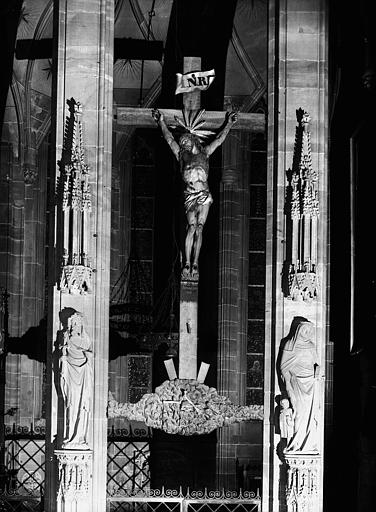 Christ en croix, bois peint, dans le collatéral sud