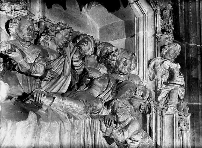 Chapelle Sainte-Catherine, haut-relief en pierre, Mort de la Vierge, détail