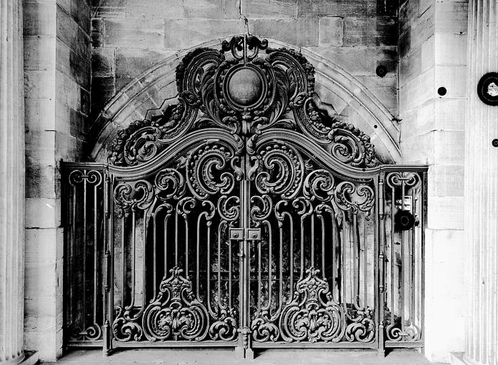 Salle, grille fer forgé, vue d'ensemble