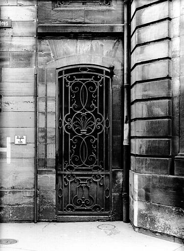 Porte entre le grand séminaire et la sacristie Massol