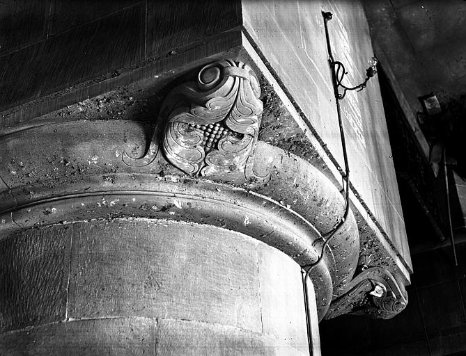 Croisillon sud, pilier médian entre le croisillon et le choeur, base