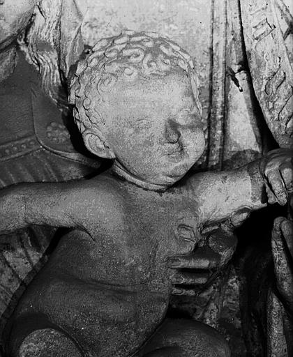 Chapelle Saint-Jean-Baptiste, pierre tombale d'un chanoine, pierre sculptée, détail, l'Enfant Jésus