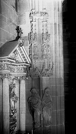 Retable en bois sculpté situé dans la chapelle Saint-Laurent