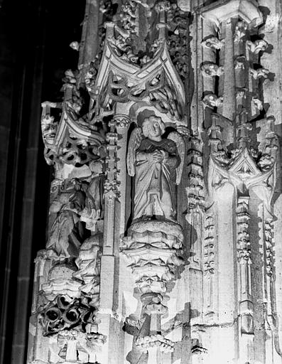 Chapelle Saint-Laurent, piliers, anges, en pierre