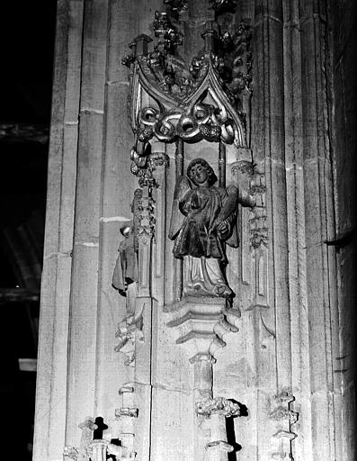 Chapelle Saint-Laurent, piliers, anges, en pierre