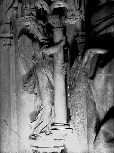 Chaire à prêcher, cuve, anges avec les instruments de la passion