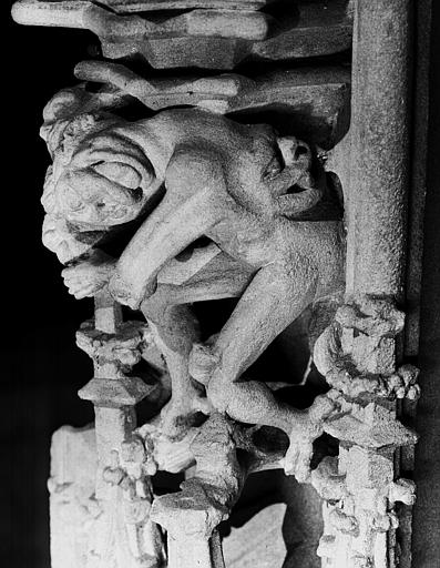 Chaire à prêcher, supports grotesques