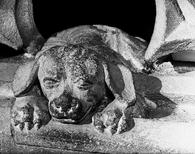 Chaire à prêcher, rampe de l'escalier, chien couché sur la partie inférieure