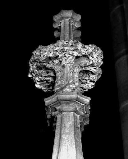 Chaire à prêcher, porte de l'escalier, pinacle central