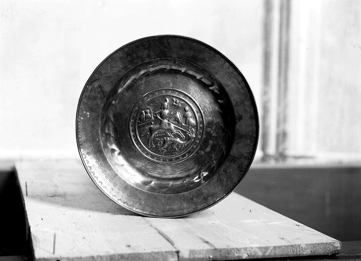 Plat de quête, cuivre repoussé, saint Michel représenté au centre - © Ministère de la Culture (France), Médiathèque du patrimoine et de la photographie, diffusion RMN-GP