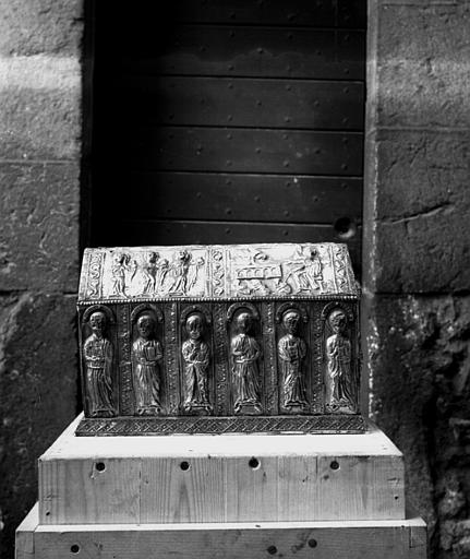 Châsse en forme de maison, argent repoussé sur âme de bois, le Christ et les apôtres