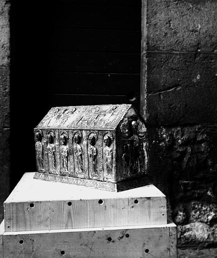 Châsse en forme de maison, argent repoussé sur âme de bois, le Christ en croix
