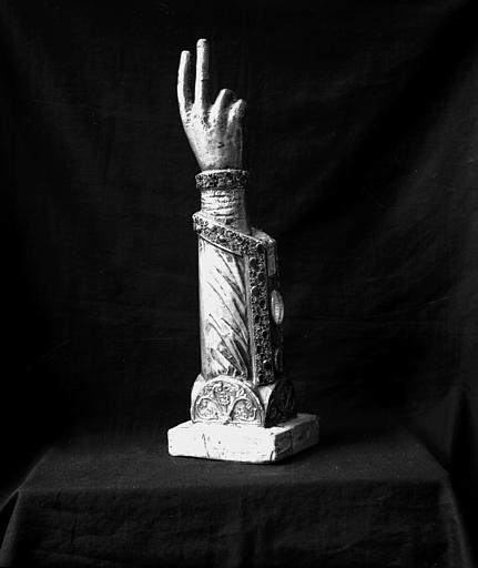 Bras reliquaire, argent repoussé sur âme de bois, filigranes de cuivre doré, cabochons