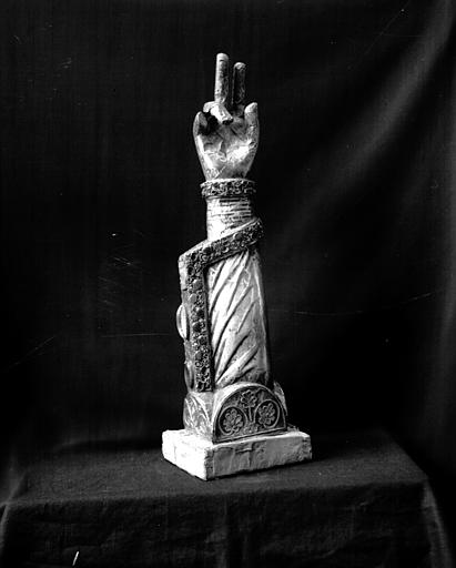 Bras reliquaire, argent repoussé sur âme de bois, filigranes de cuivre doré, cabochons