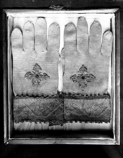 Gants épiscopaux, soie blanche et toile d'or