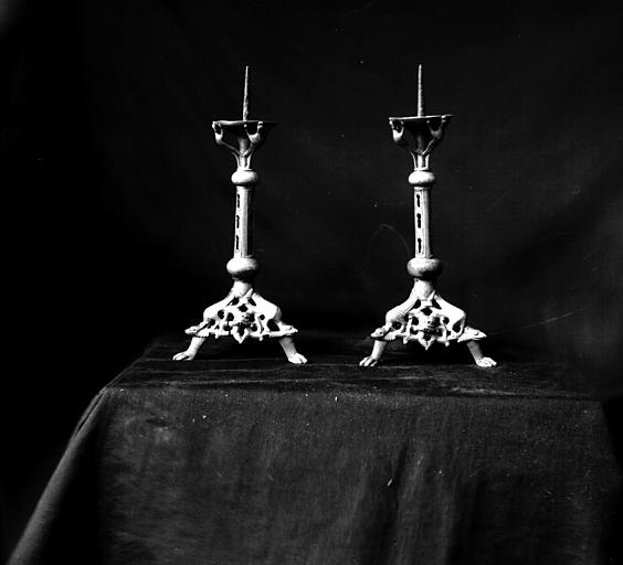 Deux chandeliers en bronze