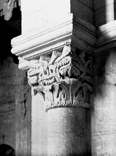 Intérieur, travée droite du choeur, chapiteau ouest de l'arcade nord