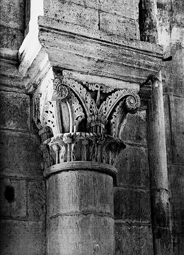 Intérieur, collatéral nord du choeur, chapiteau sud de l'arcade sur le croisillon