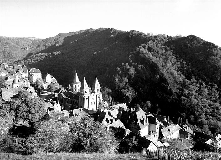 Vue d'ensemble nord-ouest de la ville et église Sainte-Foy