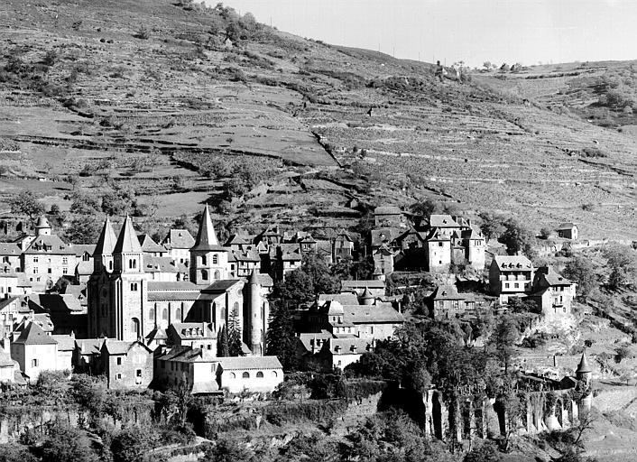 Vue d'ensemble sud de la ville et église Sainte-Foy