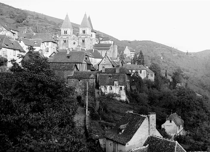 Vue d'ensemble ouest de la ville et église Sainte-Foy