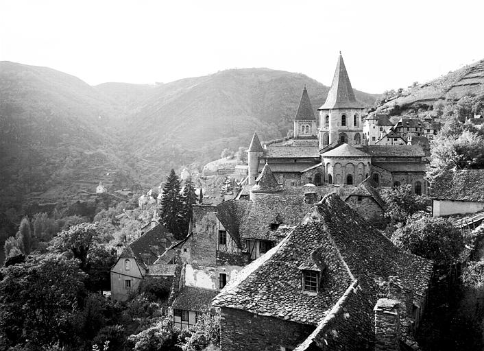 Vue d'ensemble est de la ville et église Sainte-Foy