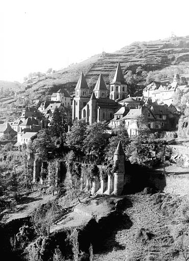 Vue d'ensemble en hauteur de la ville et église Sainte-Foy