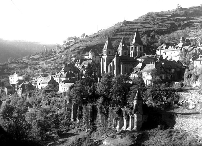 Vue d'ensemble sud-est de la ville et église Sainte-Foy