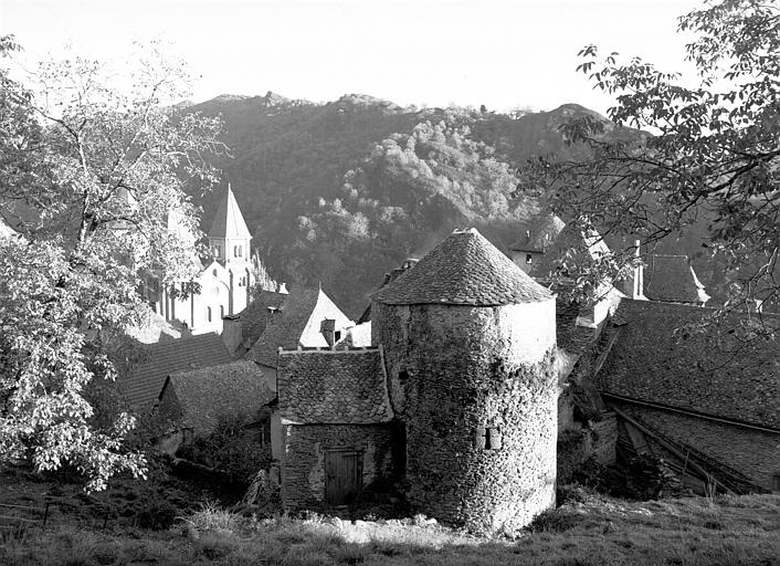 Vue partielle côté ouest de la ville et église Sainte-Foy