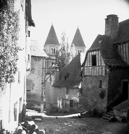 Tours côté ouest, vues derrière les maisons