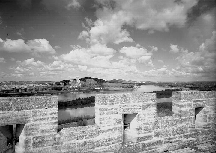 Donjon, parapet crénelé, vue sur Beaucaire