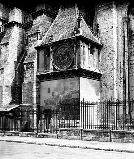 Pavillon de l'horloge, porte latérale nord