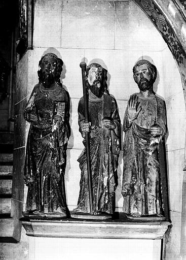 Intérieur, sculptures en pierre, trois apôtres