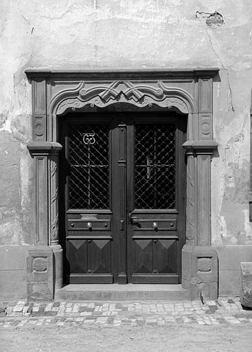 Porte d'entrée avec encadrement sculpté