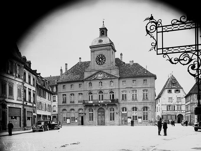 Hôtel de ville et place, vue d'ensemble