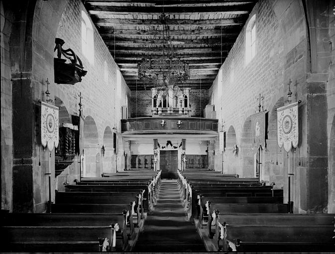 Intérieur, vue d'ensemble vers l'ouest