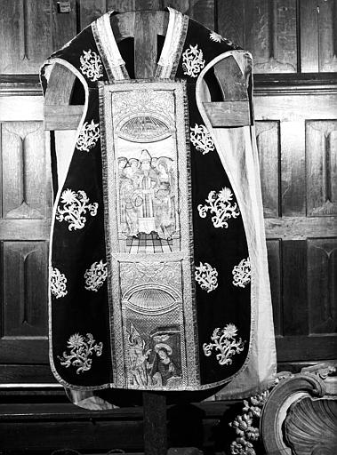 Chasuble, velours rouge et orfrois, devant