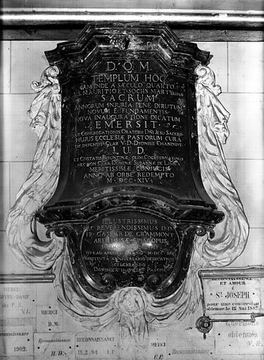 Plaque gravée, description commémorative de la construction de l'église, collatéral nord, marbre