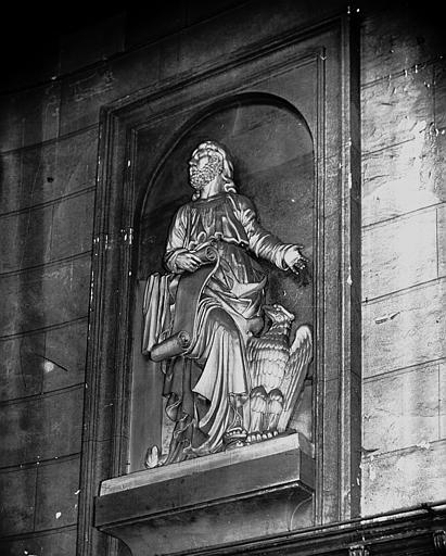 Boiserie, apôtre saint Jean, médaillon sculpté