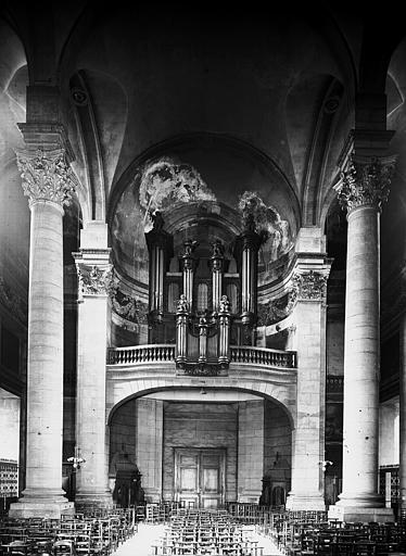 Intérieur de la nef vers l'ouest et buffet d'orgues