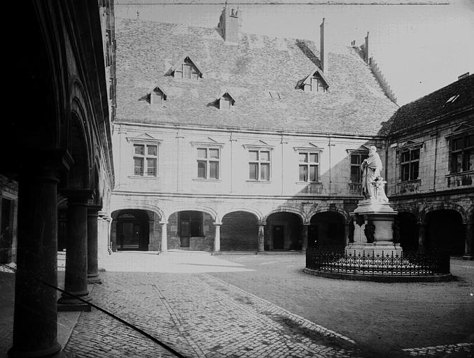 Cour intérieure, vue d'ensemble