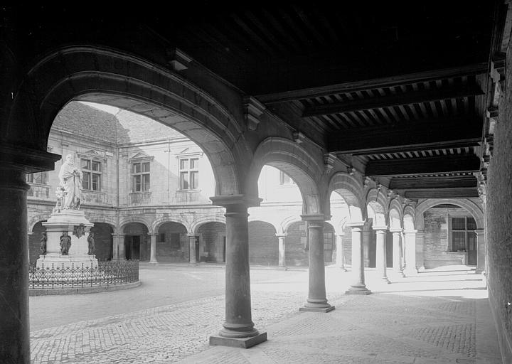 Frise d'un côté du cloître