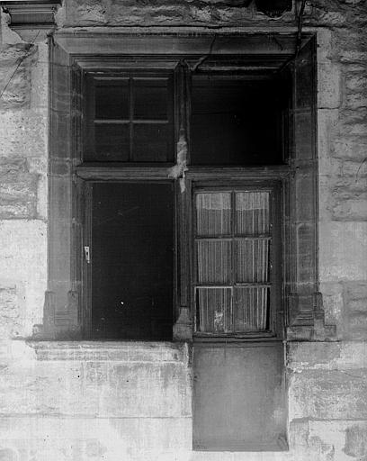 Porte sous le cloître