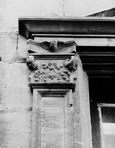 Chapiteau de l'encadrement d'une fenêtre, cour, rez-de-chaussée